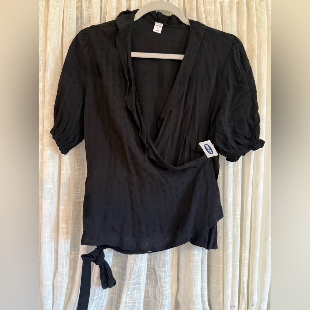 Old Navy NWT Black Ruffled Textured-Dobby Wrap Blouse
Size Medium